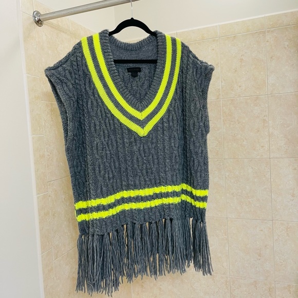 Steve Madden Women’s V Neck  Fringed Poncho Gray & Neon Yellow OSFM - Picture 5 of 10